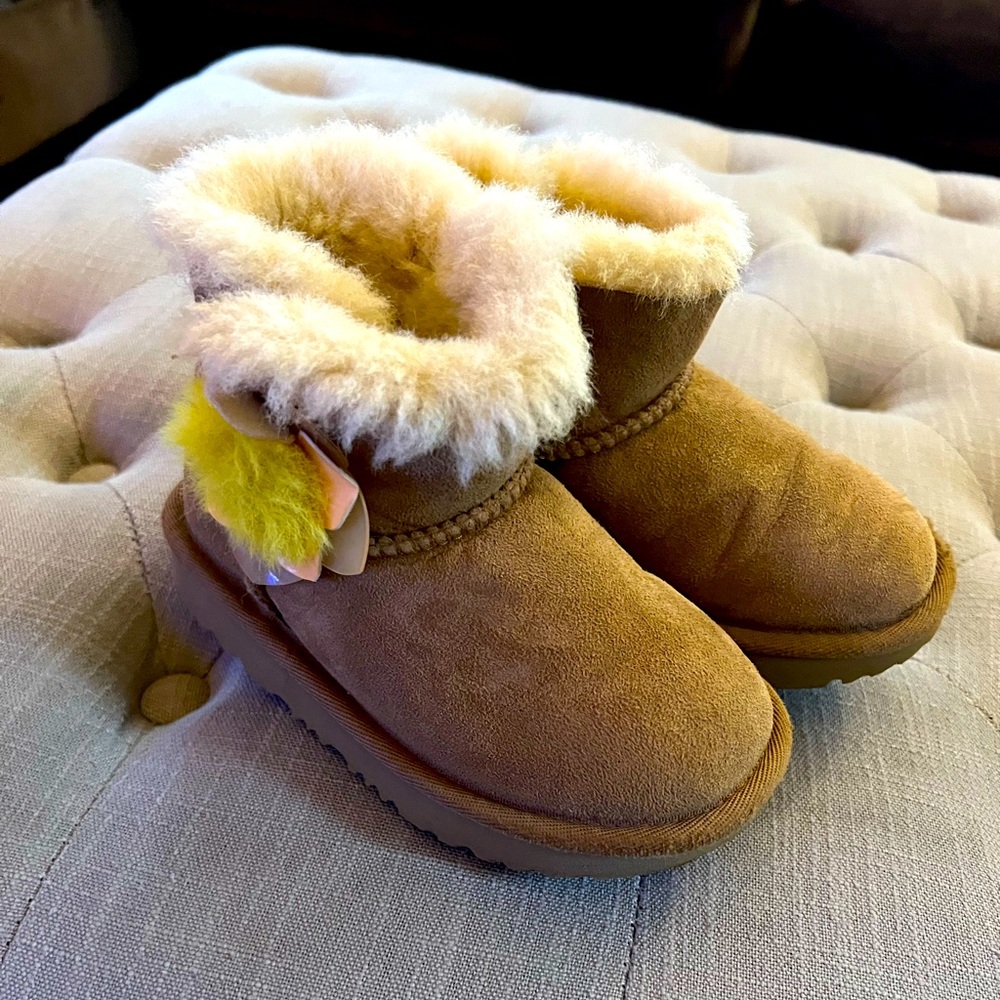 Ugh short boots size 9 toddler